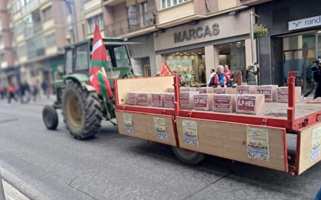 Las firmas han llegado al Parlamento Vasco en un remolque tirado por un tractor.
