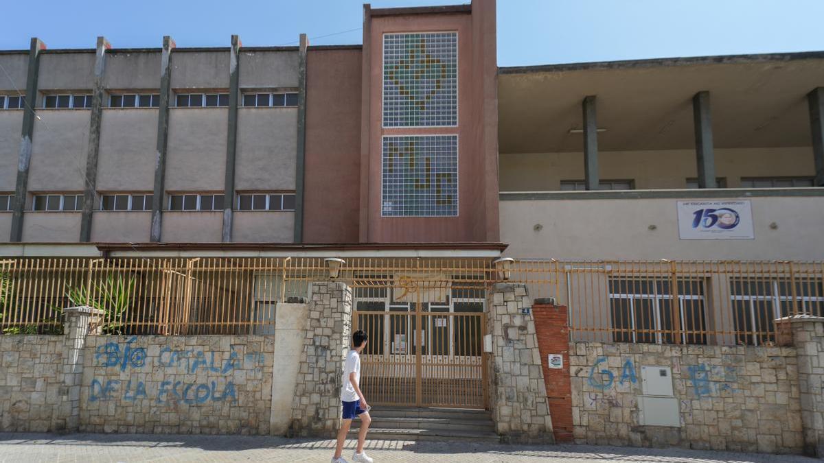 Fachada del colegio de Valencia en el que trabajaba el docente.