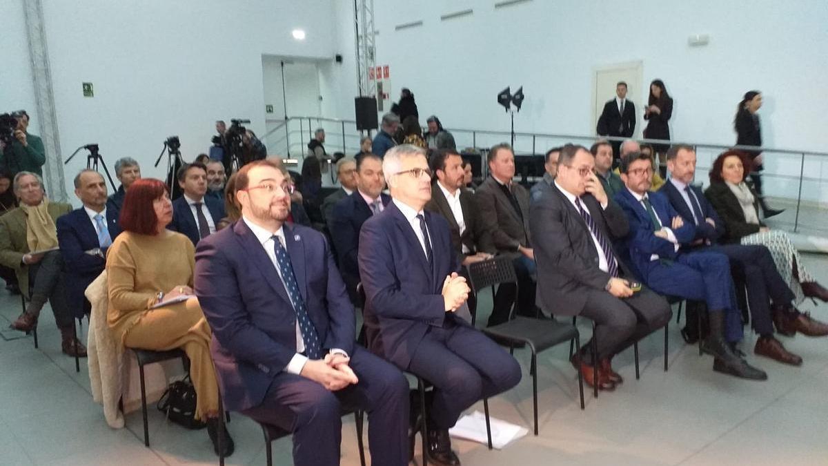 En primer plano, el secretario de Estado de Transportes, Movilidad y Agenda Urbana, David Lucas, y el presidente del Principado de Asturias, Adrián Barbón, asisten a la presentación del estado del Corredor Atlántico, en Gijón