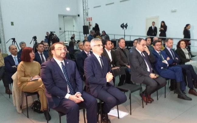 En primer plano, el secretario de Estado de Transportes, Movilidad y Agenda Urbana, David Lucas, y el presidente del Principado de Asturias, Adrián Barbón, asisten a la presentación del estado del Corredor Atlántico, en Gijón