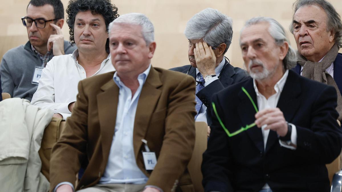 Los principales acusados del 'caso Gürtel', Pablo Crespo y Francisco Correa, se sientan en el banquillo delante del expresidente de Martinsa Fernando Martín, presunto implicado en la trama de Arganda.