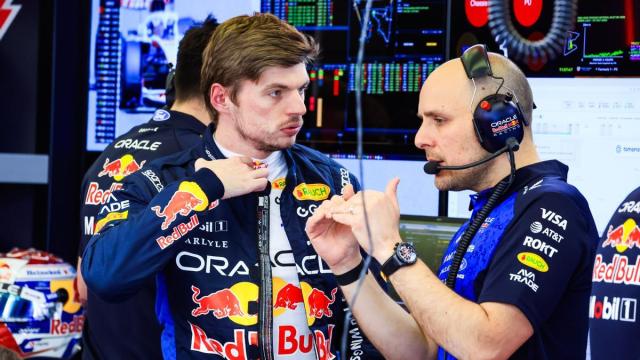Gianpiero Lambiase charla con Max Verstappen.