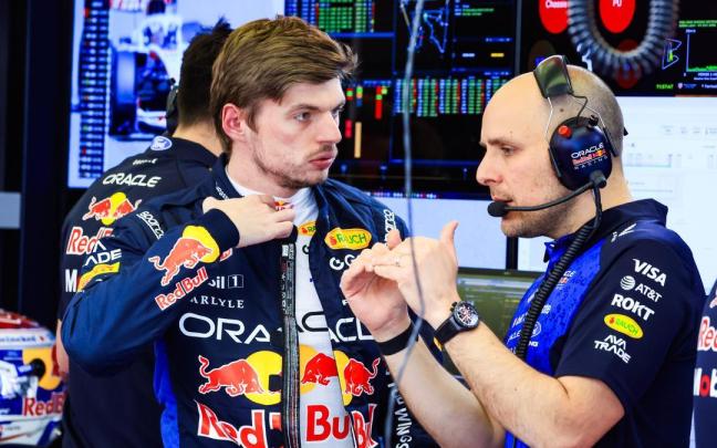 Gianpiero Lambiase charla con Max Verstappen.