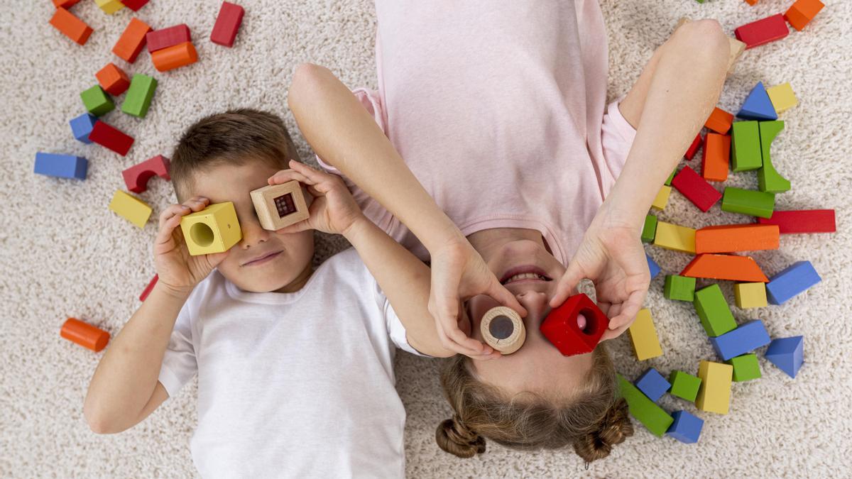 Objetos sencillos como unas cajas vacías, bloques o cucharas de madera permiten a los niños imaginar sus propios usos.