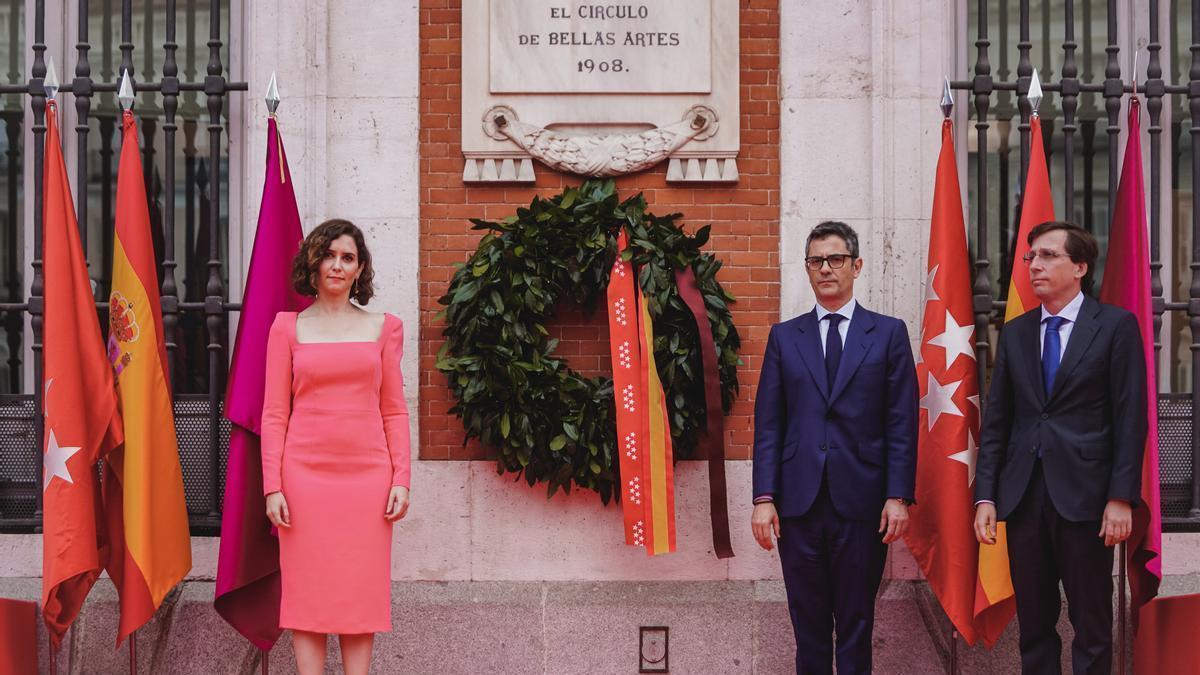 Isabel Díaz Ayuso y Félliz Bilaños en la conmemoración del 2 de mayo el año pasado.