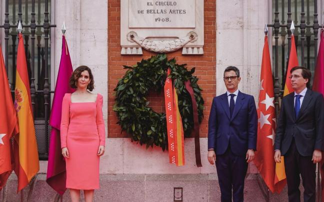 Isabel Díaz Ayuso y Félliz Bilaños en la conmemoración del 2 de mayo el año pasado.