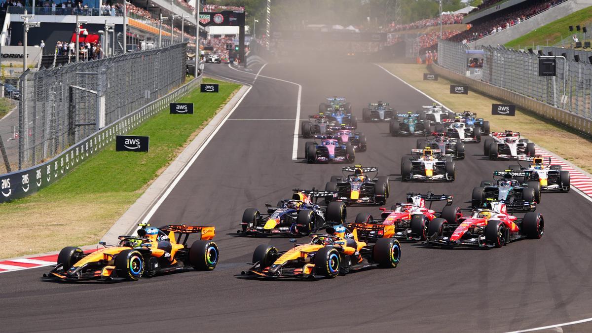 Imagen de los primeros metros del Gran Premio de Hungría, con los Mercedes fuera de las primeras posiciones.