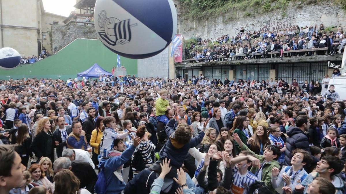 La plaza de la Trinidad registró un extraordinario ambiente en la final de la Copa de la Reina de hace cinco años. / GORKA ESTRADA