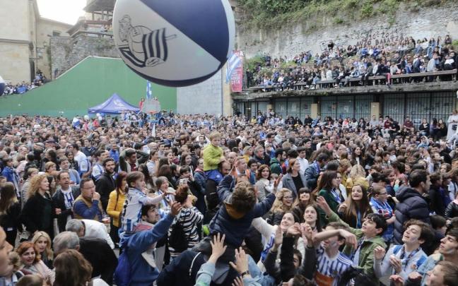 La plaza de la Trinidad registró un extraordinario ambiente en la final de la Copa de la Reina de hace cinco años. / GORKA ESTRADA