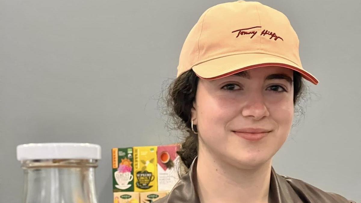 Ainhoa Ibañez Aranburu tras el mostrador de su herboristería en Beasain, la cual ha puesto en marcha con tan solo 20 años de edad.