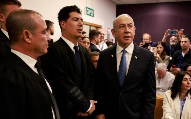 El primer ministro israelí, Benjamín Netanyahu, en el juzgado de Tel Aviv que le investiga por corrupción. / EFE El primer ministro israelí, Benjamín Netanyahu, en el juzgado de Tel Aviv que le investiga por corrupción.