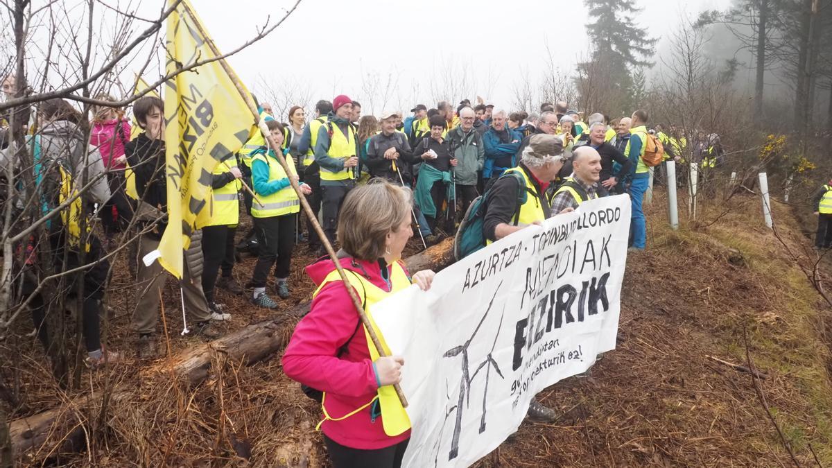 Protesta contra la construcción del parque eólico de Basalgo organizada por Eibarko Mendiak Bizirik.