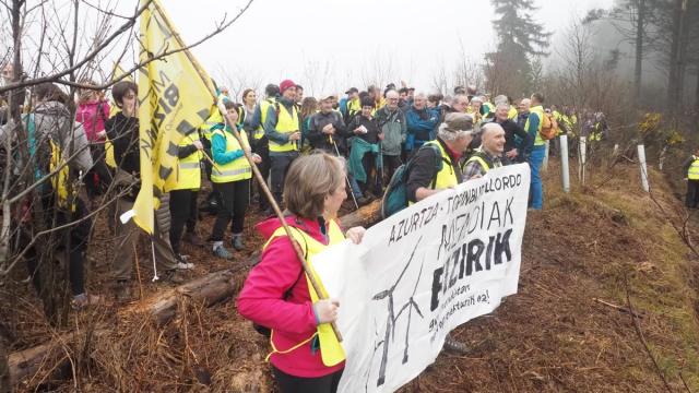 Protesta contra la construcción del parque eólico de Basalgo organizada por Eibarko Mendiak Bizirik.