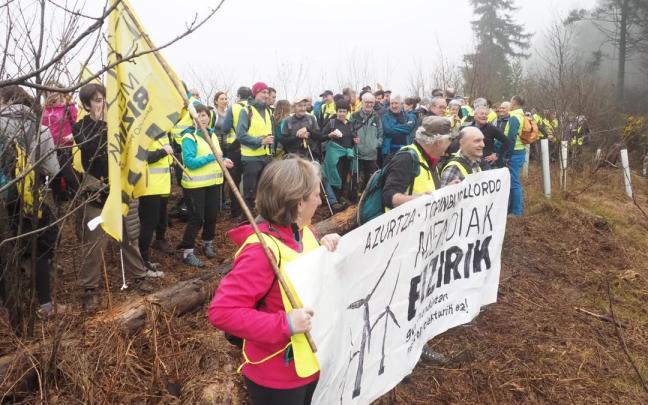 Protesta contra la construcción del parque eólico de Basalgo organizada por Eibarko Mendiak Bizirik.