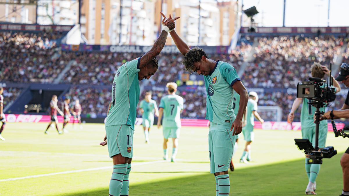 Lamine Yamal celebra un gol junto Raphinha.