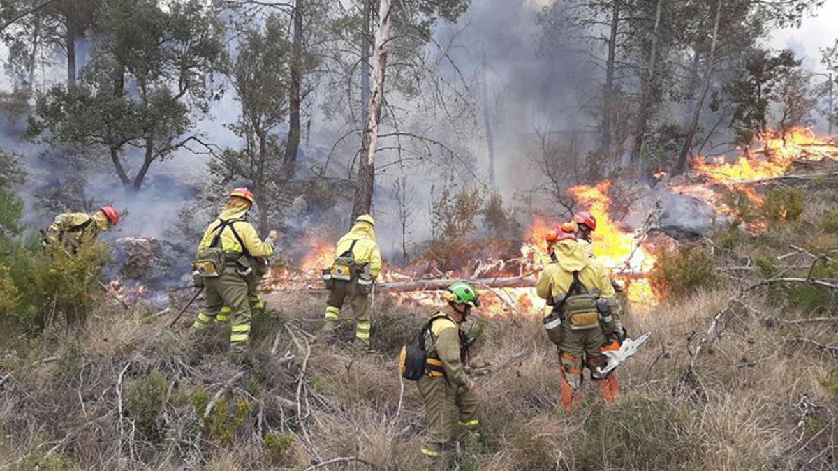 Varios operarios trabajando en el incendio de Castellón