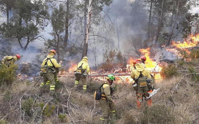Varios operarios trabajando en el incendio de Castellón