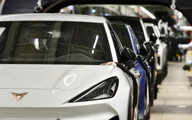 Vehículos en la cadena de montaje de la planta automovilística de Seat en Barcelona.