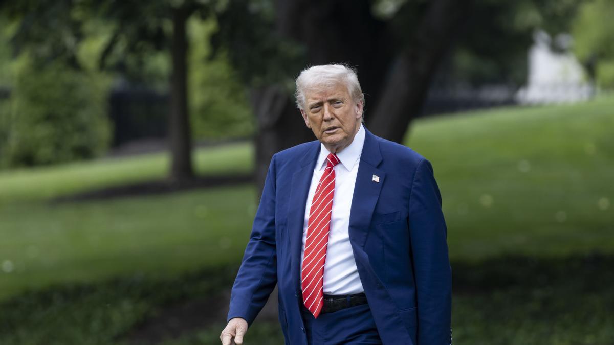 El presidente de Estados Unidos, Donald Trump, abandona la Casa Blanca de camino a la fábrica de U.S. Steel en Pittsburgh (Pensilvania).