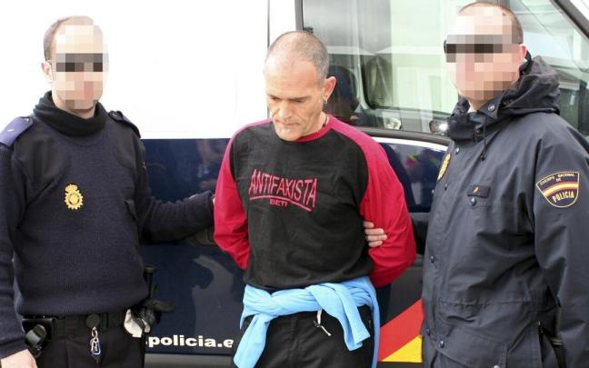 Esparza Luri es acompañado por dos miembros de la Policía Nacional en una imagen de archivo.