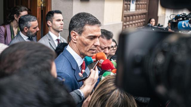 El presidente del Gobierno español , Pedro Sánchez, a su llegada a la capilla ardiente por Fernando Ónega.