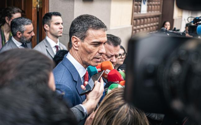 El presidente del Gobierno español , Pedro Sánchez, a su llegada a la capilla ardiente por Fernando Ónega.