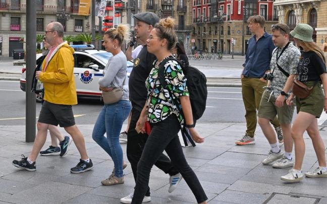 Varios turistas paseando ayer al mediodía en la capital vizcaina con un termómetro muy ajustado’para la época. Varios turistas paseando ayer al mediodía en la capital vizcaina con un termómetro muy ajustado’para la época.