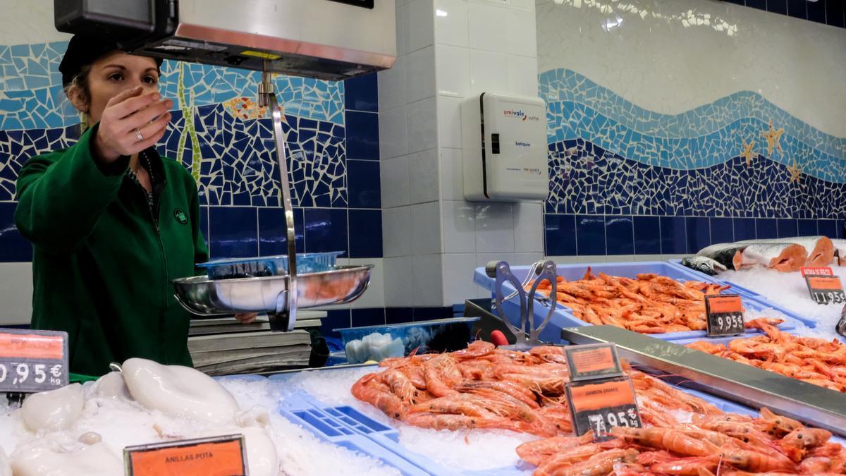 Sección de pescadería y mariscos en un supermercado.