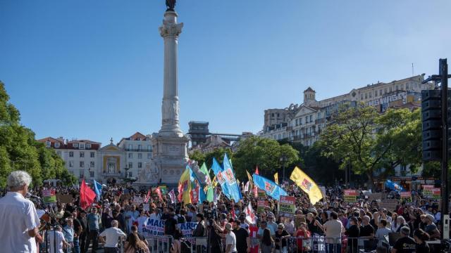 Manifestantes participan en una protesta a nivel nacional, organizada por la confederación sindical portuguesa CGTP, contra el aumento del costo de la vida; exigen salarios más altos, mejores pensiones y unos servicios públicos más s&#