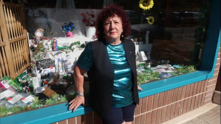 Rosa Mari Burcio, delante del escaparate de su tienda.