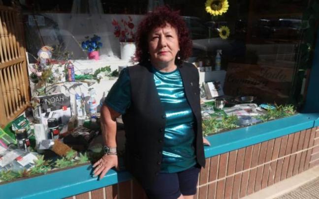 Rosa Mari Burcio, delante del escaparate de su tienda.