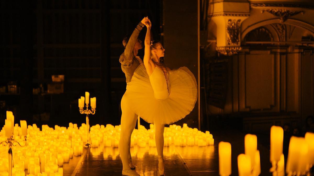 Una escena de uno de los eventos con velas.