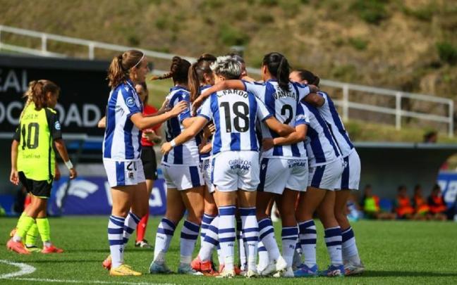 Las jugadoras realistas celebran el gol de Guridi ante el Betis. / RS