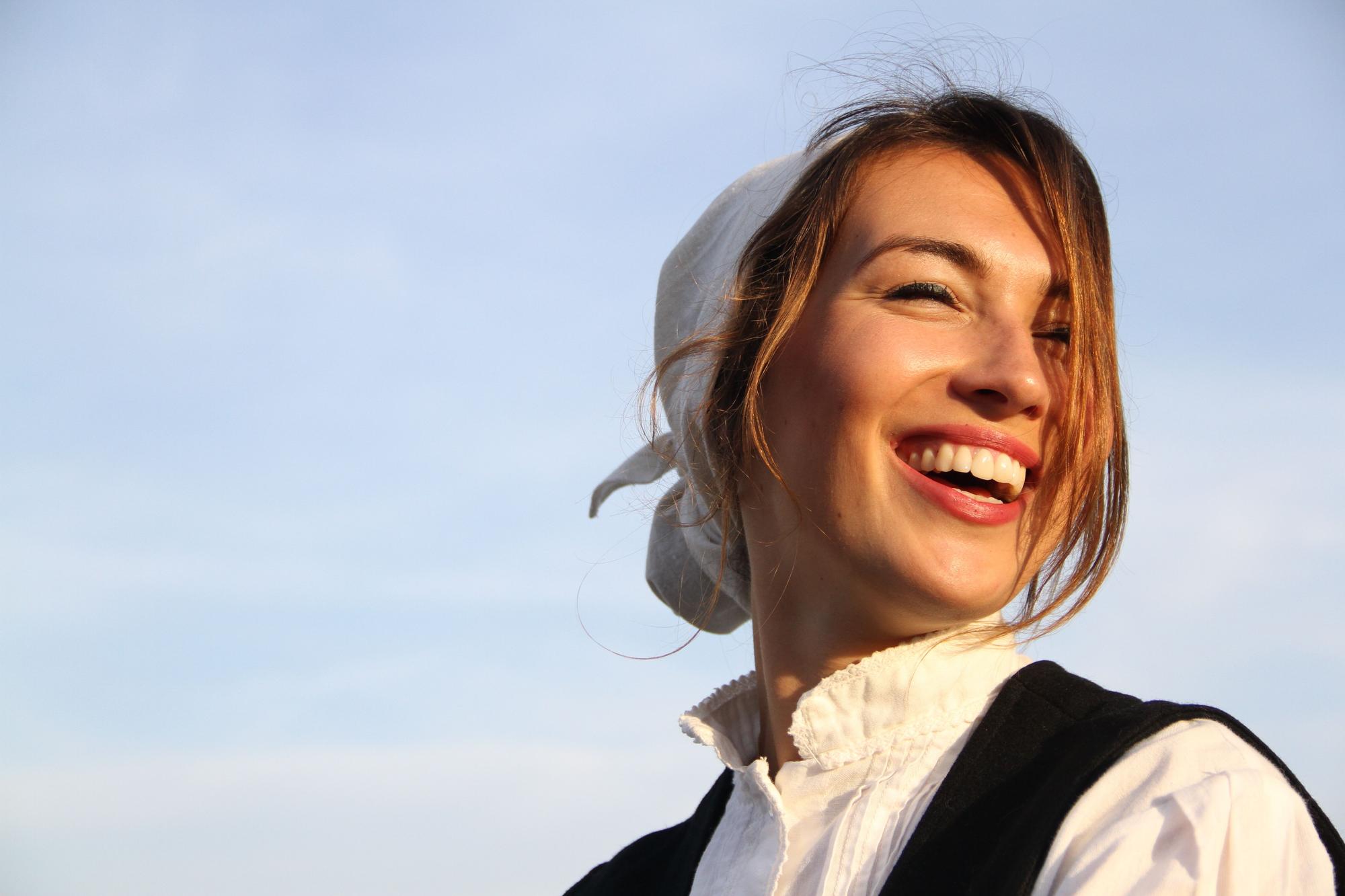 Una chica con traje tradicional vasco.