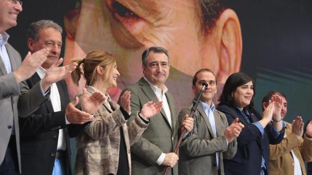 Aitor Esteban, cuando recibió la makila como presidente del EBB del PNV en el frontón Atano III de Donostia