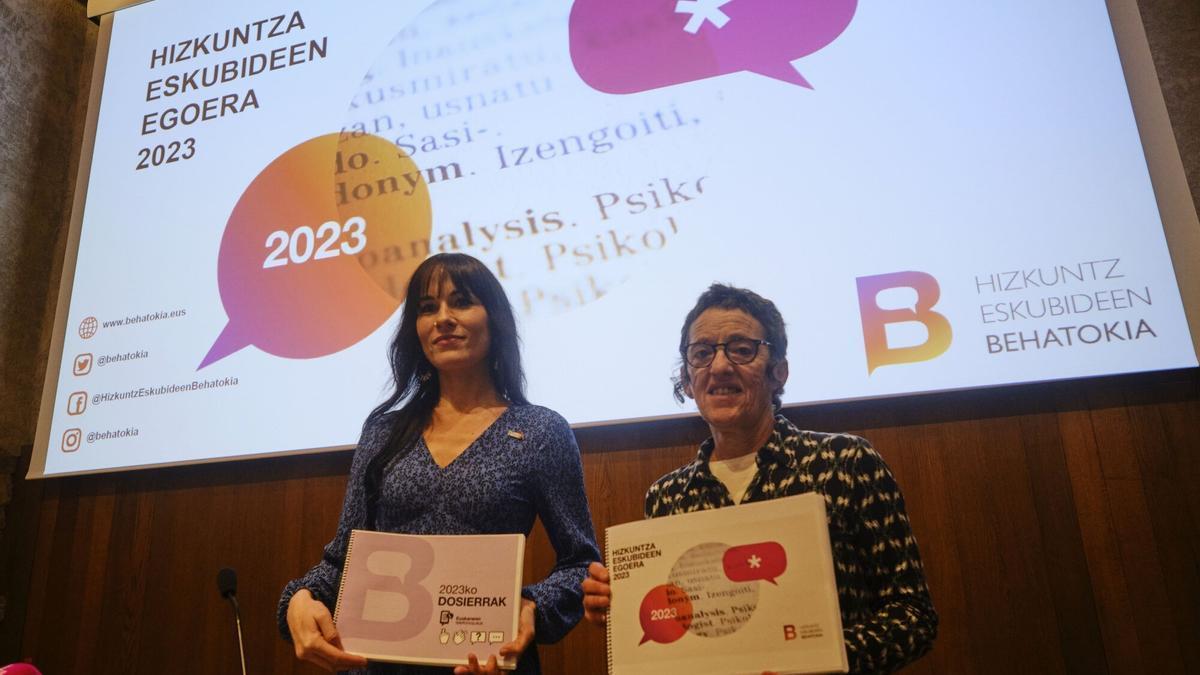 La directora de Behatokia, Agurne Gaubeka, y la técnica Garbiñe Petriati han presentado este martes el informe 'Situación de los Derechos Lingüísticos 2023'.