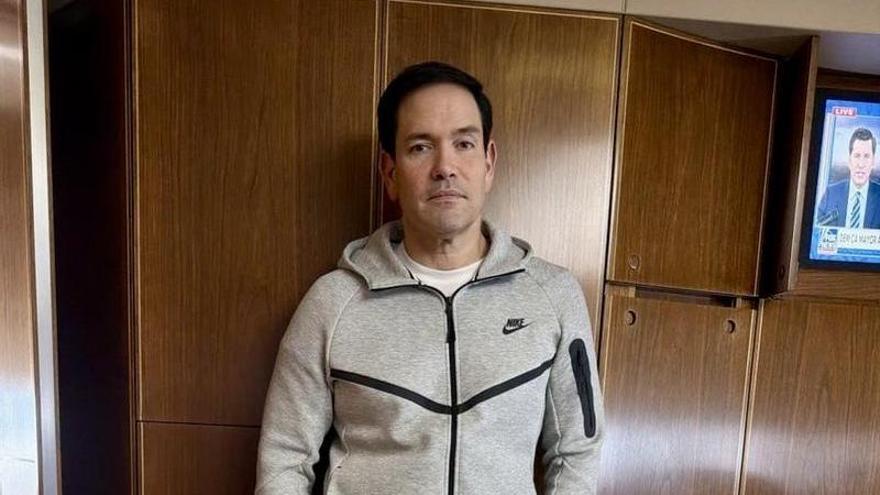Marco Rubio posa desde el avión presidencial rumbo a China con el chándal que llevaba Maduro tras su captura.
