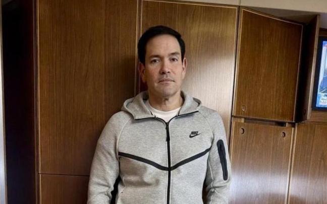 Marco Rubio posa desde el avión presidencial rumbo a China con el chándal que llevaba Maduro tras su captura.