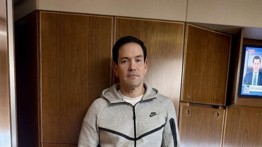 Marco Rubio posa desde el avión presidencial rumbo a China con el chándal que llevaba Maduro tras su captura.