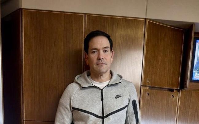 Marco Rubio posa desde el avión presidencial rumbo a China con el chándal que llevaba Maduro tras su captura.