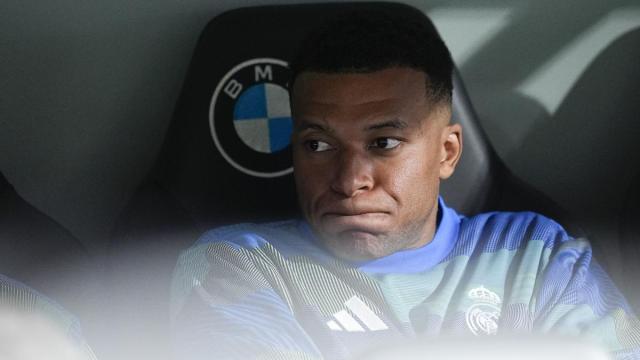 Mbappé sigue el partido ante el Oviedo desde el banquillo.