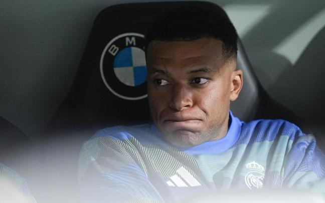 Mbappé sigue el partido ante el Oviedo desde el banquillo.