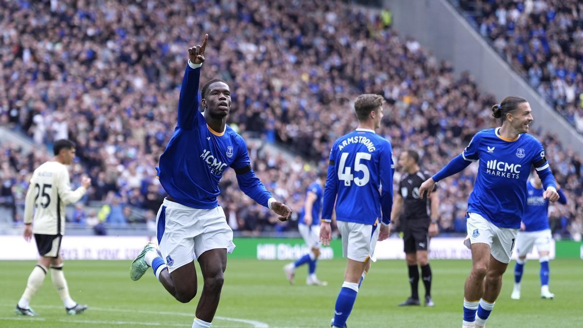 Thierno Barry celebra un gol del Everton de la presente temporada junto a Jack Grealish.