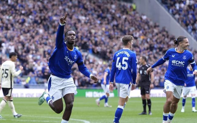 Thierno Barry celebra un gol del Everton de la presente temporada junto a Jack Grealish.