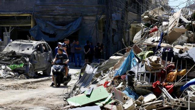 Varias personas inspeccionan los escombros de un edificio destruido por Israel en Tiro, Líbano, el pasado fin de semana.