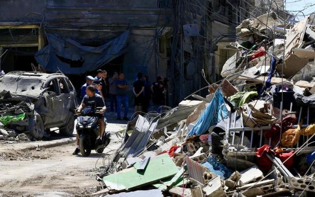 Varias personas inspeccionan los escombros de un edificio destruido por Israel en Tiro, Líbano, el pasado fin de semana.
