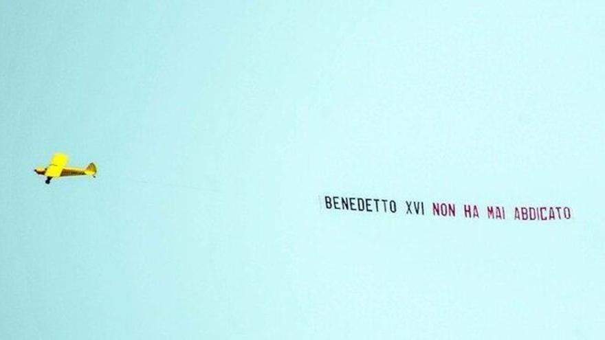 El avión con el mensaje sobre Benedicto XVI.