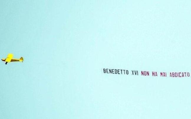 El avión con el mensaje sobre Benedicto XVI.