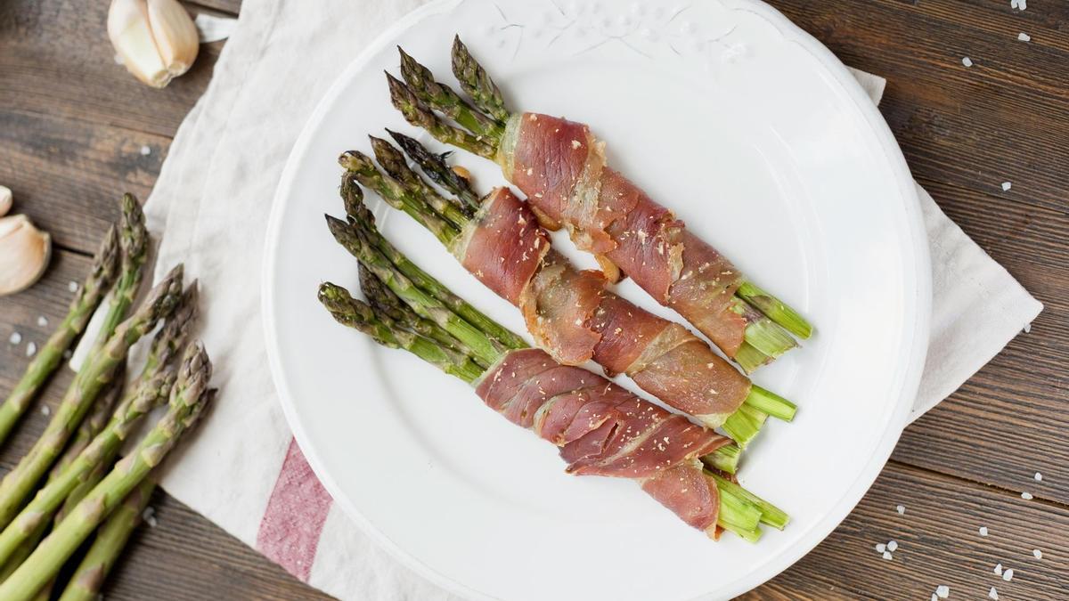 Un plato de trigueros envueltos en jamón