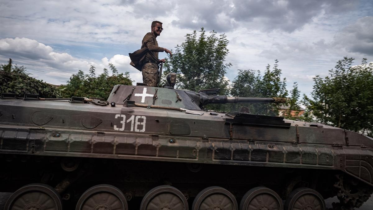 Un soldado ucraniano sobre un tanque en una foto de archivo.